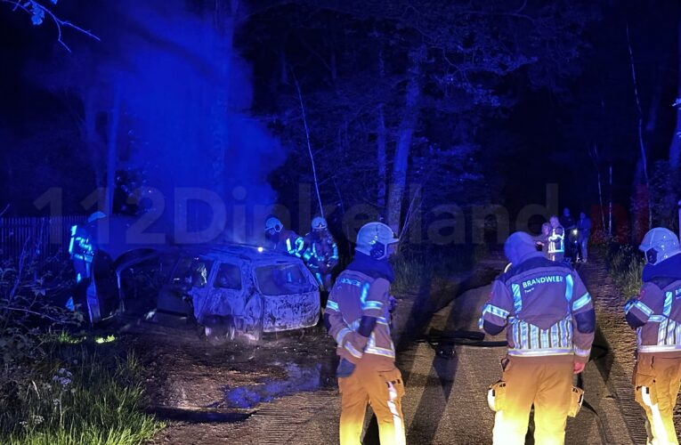 (foto’s): Auto brandt volledig uit in buitengebied van Deurningen
