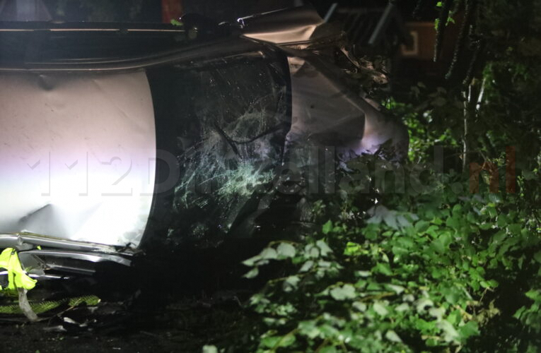 Auto belandt op zijkant na ongeval in Saasveld